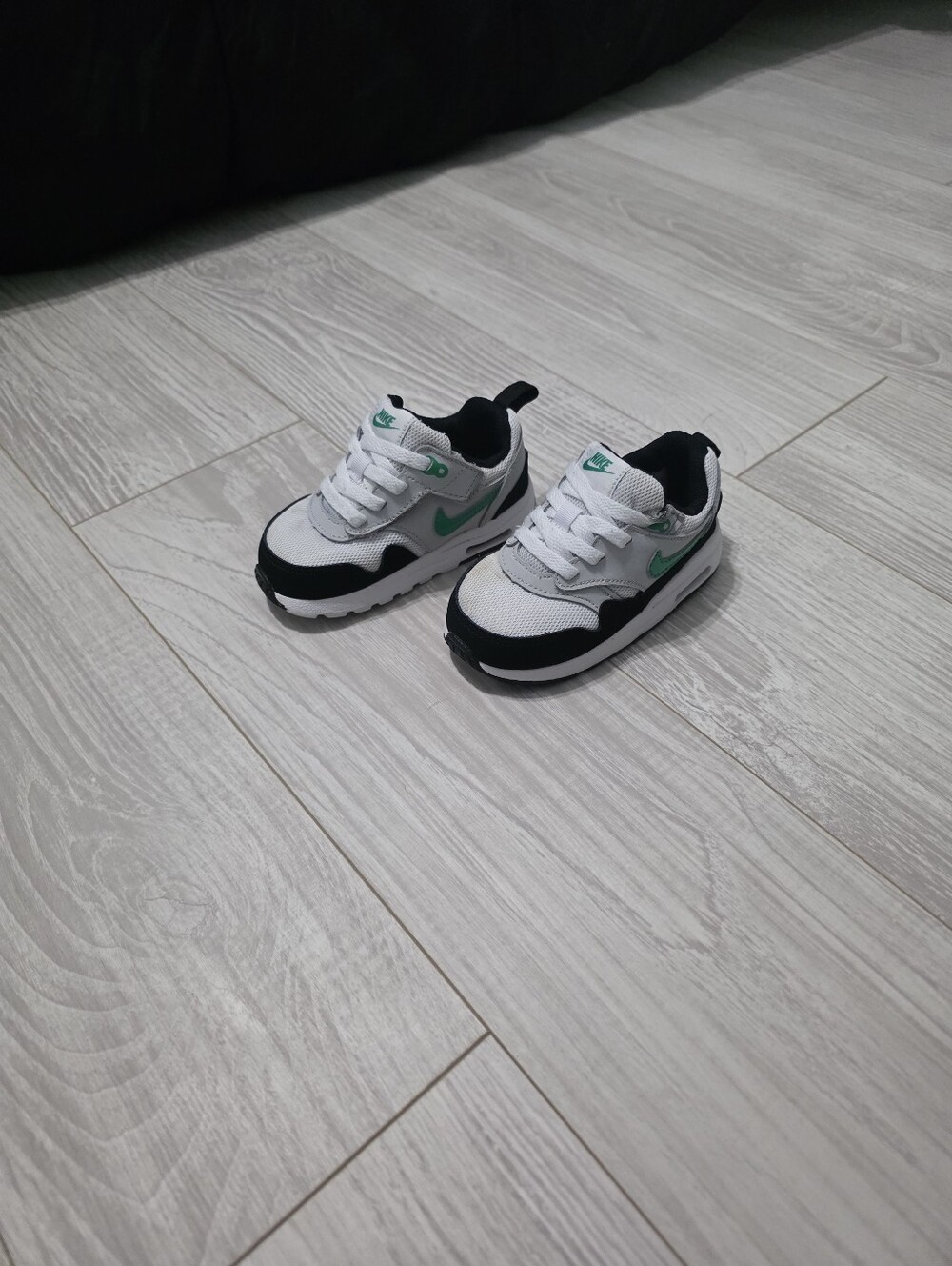 Toddler Boy Size 7C Green And White Nike Shoes